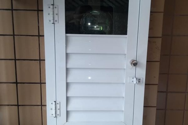 porta_aluminio_relogio_luz