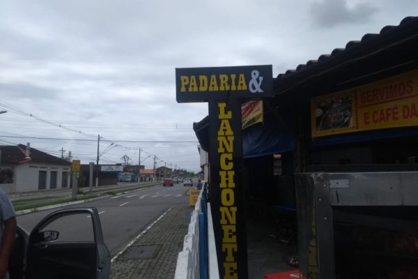 Totem em ACM c letras vazadas em acrílico com iluminação em led