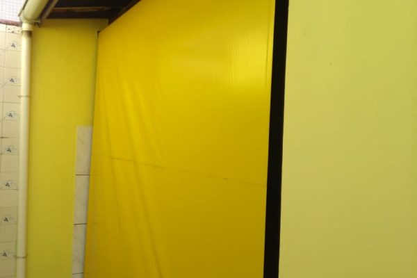 cortina-de-maquina-redutora-amarela